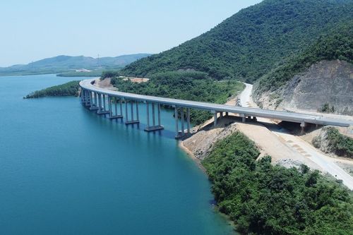 Loạt cầu vượt núi, băng sông trên cao tốc Vũng Áng - Bùng