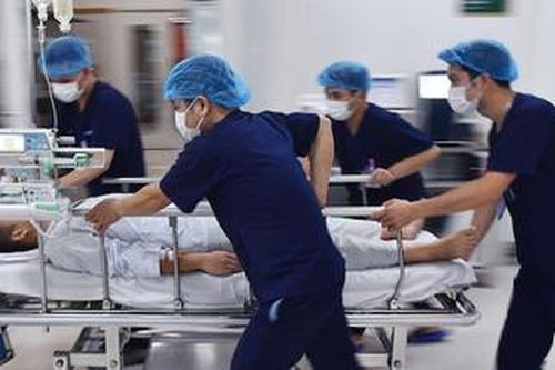 Bác sĩ 20 năm kinh nghiệm làm cấp cứu chia sẻ chuyện 'đủ tiền tạm ứng mới chữa'