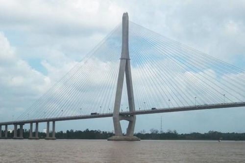 Đang bị điều tra tội hiếp dâm, gã đàn ông chém vợ dã man rồi nhảy cầu tự tử