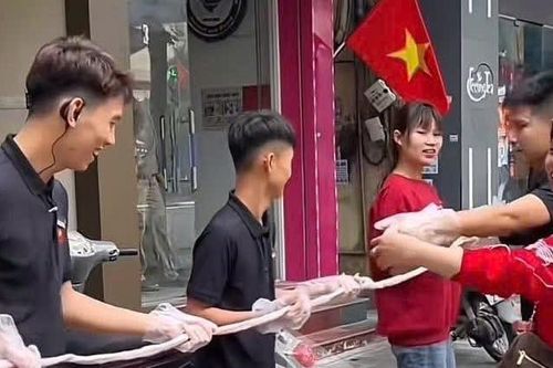 Sở Y tế Hà Nội đề nghị quận Cầu Giấy kiểm tra quán ăn khoe lòng se điếu dài 40m