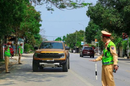 Hai tài xế ở Nghệ An bị phạt 70 triệu đồng, tước bằng lái vì vi phạm nồng độ cồn và ma túy