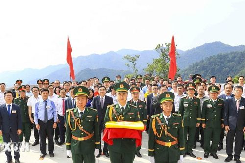 Điện Biên: Lễ Thượng cờ và gắn biển công trình Cột cờ A Pa Chải