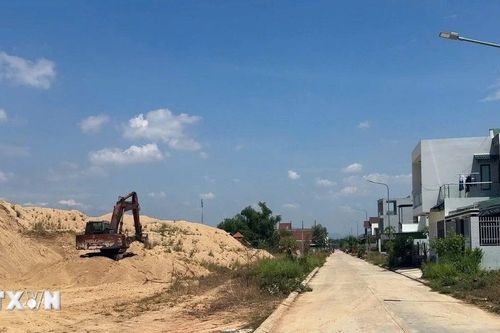 Bãi tập kết hàng nghìn mét khối cát trong khu dân cư ở Bình Định gây bức xúc