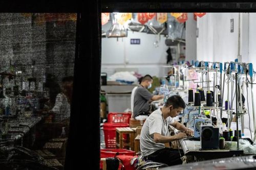 Ngành may mặc Trung Quốc lao đao tìm lối thoát khi Mỹ bỏ miễn thuế với gói hàng nhỏ