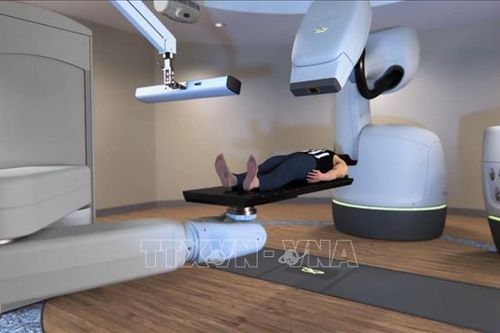 Bệnh viện đầu tiên tại Việt Nam đầu tư hệ thống robot xạ phẫu tích hợp AI điều trị ung thư