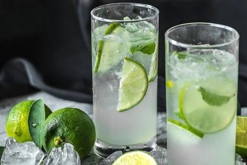 Dùng nước chanh tươi trị mụn, cô gái mặt sưng đỏ, bỏng rát
