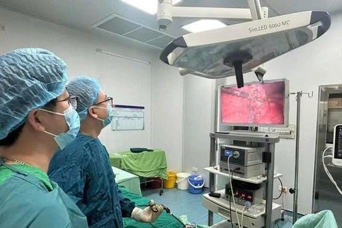 Phẫu thuật nội soi cứu người đàn ông bị sỏi bắn thủng ruột khi đi cắt cỏ