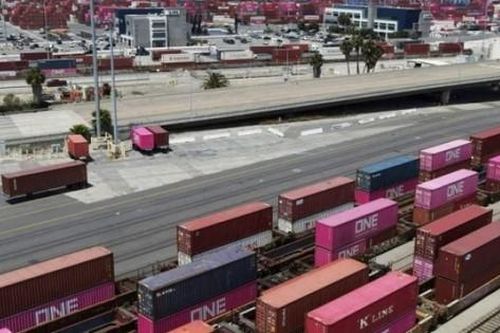 Những chiếc tàu đầu tiên chở hàng hóa Trung Quốc với mức thuế 145% đang cập cảng Los Angeles