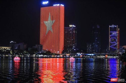 7 đóa sen rực rỡ thắp sáng sông Hàn trong Đại lễ Phật đản Vesak 2025