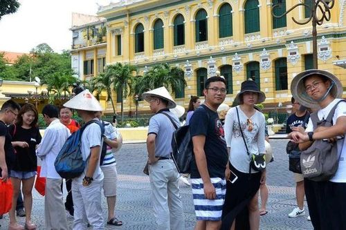 Chưa vào mùa cao điểm, khách Trung Quốc đến Việt Nam vẫn tăng vọt
