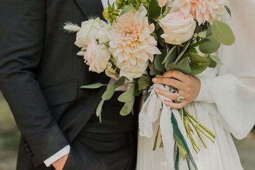Tức giận vì bị chú rể lừa dối, cô dâu quyết định cưới luôn khách dự đám cưới