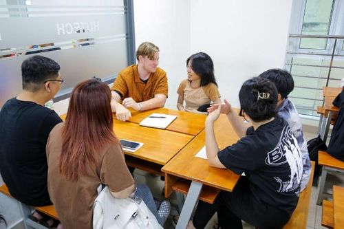 Sinh viên Ngôn ngữ Anh HUTECH: học từ thực tiễn, trưởng thành từ trải nghiệm