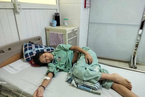 Vợ ung thư mong kéo dài sự sống để lo cho chồng tai nạn và cháu ngoại bất hạnh