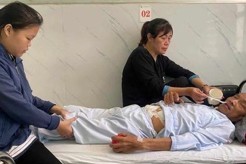 Nữ giáo viên có chồng, con mắc bệnh hiểm nghèo nhận hơn 91 triệu đồng từ độc giả hảo tâm