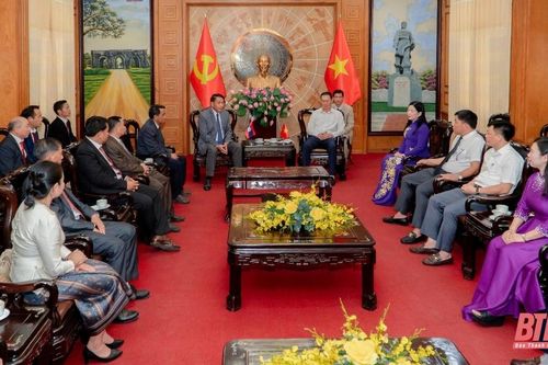 Đồng chí Trịnh Tuấn Sinh, Phó Bí thư Tỉnh ủy tiếp xã giao Đoàn đại biểu Mặt trận Lào xây dựng đất nước tỉnh Hủa Phăn