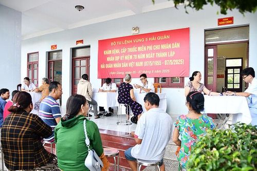Vùng 5 Hải quân khám bệnh, cấp thuốc miễn phí cho hơn 300 người dân TP. Phú Quốc
