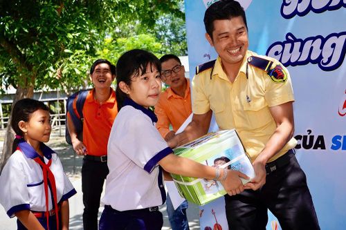 Siêu thị Tứ Sơn sẽ tặng hơn 25.000 tập cho học sinh