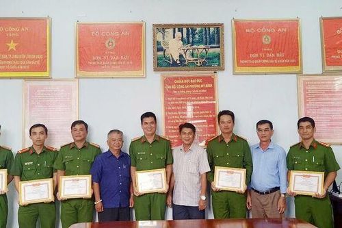 Khen thưởng lực lượng Công an phường Mỹ Bình trong đấu tranh phòng, chống tội phạm