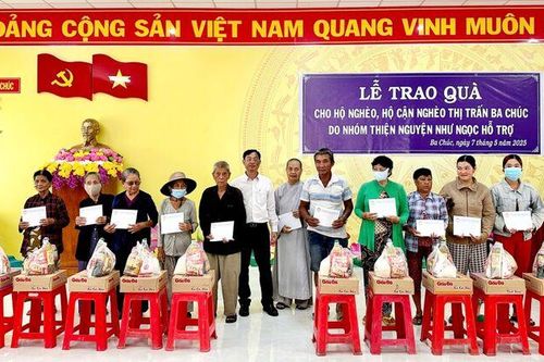 Trao 100 phần quà cho hộ nghèo, cận nghèo, hộ có hoàn cảnh khó khăn thị trấn Ba Chúc