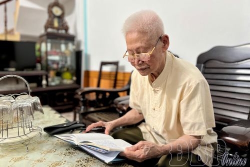 Những ngọn đèn soi chiếu lịch sử