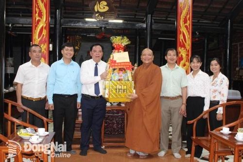Chủ tịch UBND tỉnh Võ Tấn Đức thăm, chúc mừng các tổ chức, chức sắc Phật giáo tiêu biểu nhân lễ Phật đản năm 2025