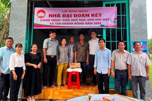 Nha khoa Phương Thành bàn giao nhà đại đoàn kết cho gia đình khó khăn tại xã Tân Khánh Đông
