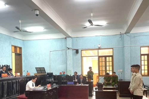 Theo bạn gái đi giải quyết mâu thuẫn, 2 thanh niên lãnh án tù