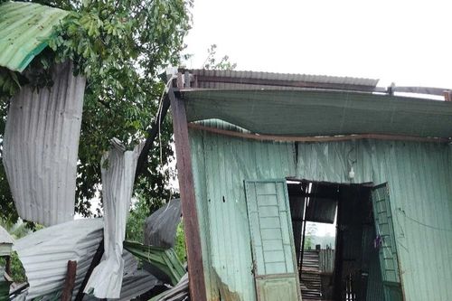 Lốc xoáy gây tốc mái nhiều nhà dân