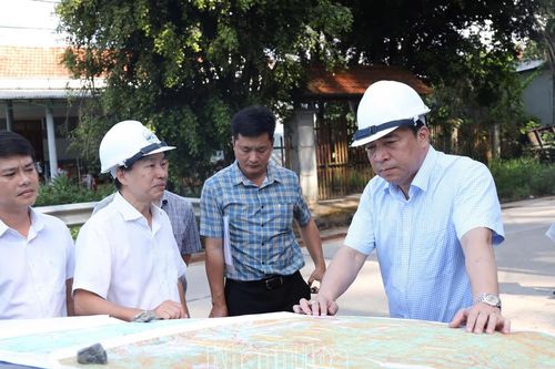 Phó Bí thư Thường trực Tỉnh ủy, Chủ tịch HĐND tỉnh Nguyễn Khắc Toàn kiểm tra tiến độ Dự án Đường liên vùng Khánh Sơn - Khánh Vĩnh
