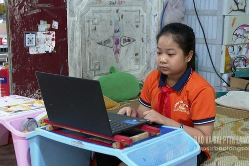 Cô học trò nhỏ giàu nghị lực