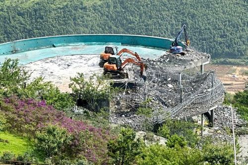 Chủ đầu tư Vườn vô cực tại thị xã Sa Pa chủ động tháo dỡ công trình