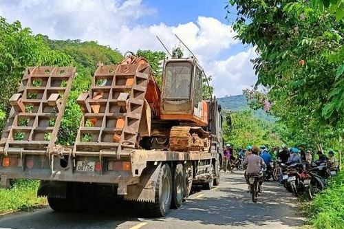 Đạ Huoai: Hơn 100 người ngăn cản xe vận chuyển máy múc vào khu vực khai thác cát được cấp phép