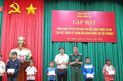 Cán bộ, chiến sĩ quân đội nâng bước em tới trường tại huyện biên giới Đắk Nông