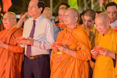 Thiêng liêng đêm hoa đăng cầu nguyện hòa bình thế giới nhân Đại lễ Vesak Liên Hiệp Quốc 2025