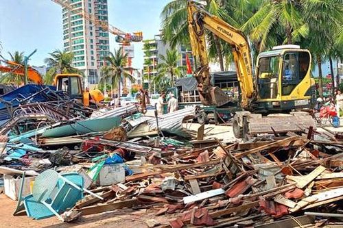 Cưỡng chế tháo dỡ 7 quầy ẩm thực ven biển du lịch Đà Nẵng