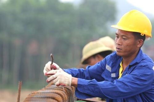 Rám nắng, cháy da vẫn miệt mài thi công cầu vượt sông Mã