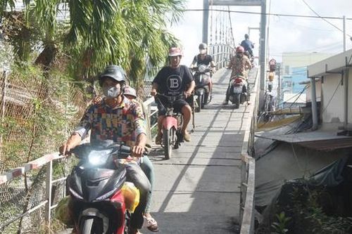 Bạc Liêu: Dân thấp thỏm qua cầu treo Trà Kha B đã xuống cấp