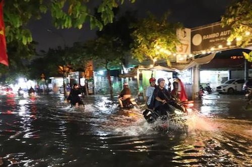 Đường phố TP.HCM biến thành sông sau cơn mưa lớn tối 7/5