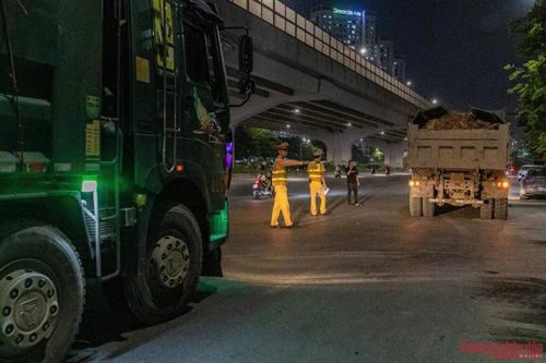 CSGT tuần tra đêm, chặn xử lý loạt xe ben chở đất cát quá tải