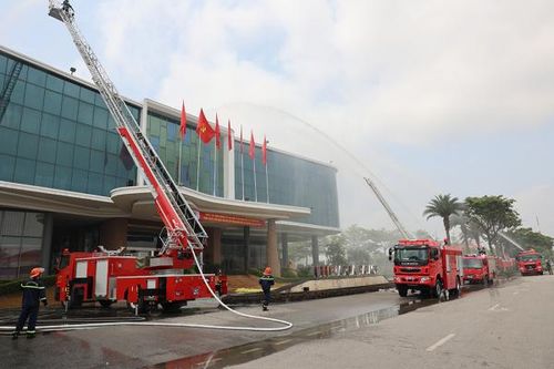 Ninh Bình: Hàng trăm người diễn tập tình huống chữa cháy tại khách sạn hạng sang