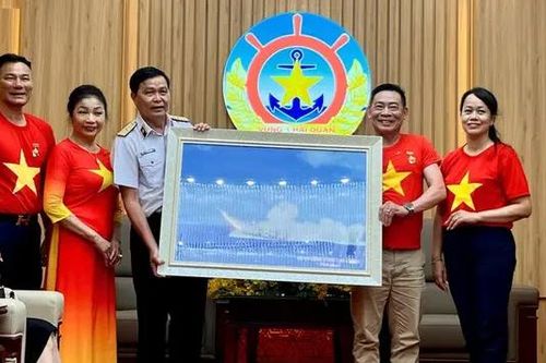 Những món quà ý nghĩa kiều bào tặng Hải quân Việt Nam