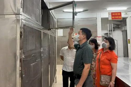 Kiểm tra đột xuất bếp ăn trường Tiểu học Nghĩa Tân
