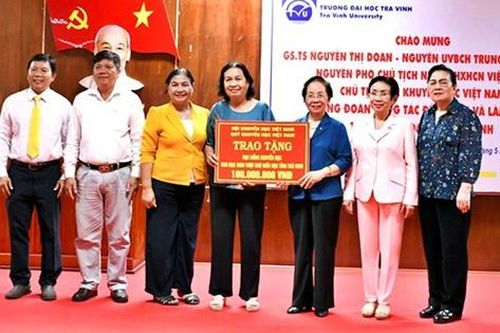 GS.TS Nguyễn Thị Doan - Chủ tịch Hội Khuyến học Việt Nam, làm việc với Trường Đại học Trà Vinh