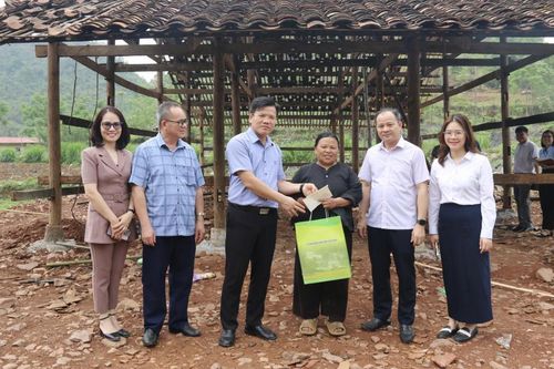 Phó Chủ tịch UBND tỉnh Trịnh Trường Huy thăm, động viên các hộ xóa nhà tạm, nhà dột nát tại huyện Hà Quảng