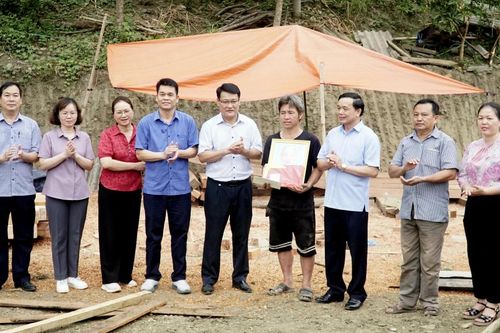 Phó Bí thư Thường trực Tỉnh ủy Triệu Đình Lê kiểm tra công tác hỗ trợ xóa nhà tạm, nhà dột nát tại huyện Bảo Lâm