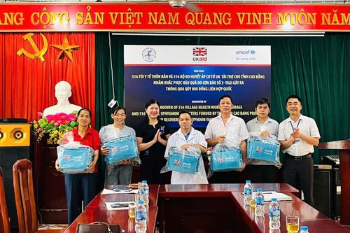 Các huyện tiếp nhận túi dụng cụ y tế thôn và máy đo huyết áp cơ hiệu AKANTO