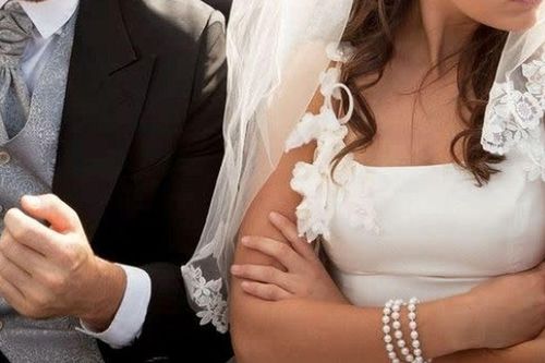 Cô dâu quyết định cưới luôn khách mời khi phát hiện chú rể lừa dối, tất cả đều sững sờ