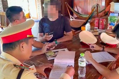 Clip: Nam du khách đi xe máy không mũ bảo hiểm, buông 2 tay 'làm xiếc' ở Phú Quốc bị xử lý hành chính
