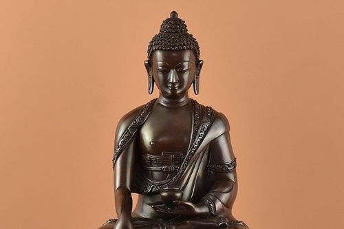 Vì sao các tăng ni đều cạo đầu nhưng Đức Phật lại để tóc?