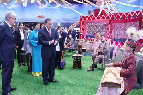 Tổng Bí thư Tô Lâm trải nghiệm phong tục truyền thống của Kazakhstan
